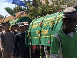 Tangis Iringi Pemakaman Sekeluarga Korban Kecelakaan Tol Tegal di Pemalang