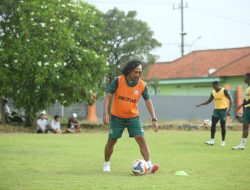 Gantung Sepatu Sementara Akibat Cedera, Hariono Resmi Jadi Asisten Pelatih Deltras FC