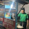 Inklusivitas “Persebaya untuk Semua”: Azrul Ananda Bagikan Polo AZA untuk Puluhan Penjual Nasi Goreng Manukan