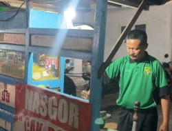 Inklusivitas “Persebaya untuk Semua”: Azrul Ananda Bagikan Polo AZA untuk Puluhan Penjual Nasi Goreng Manukan