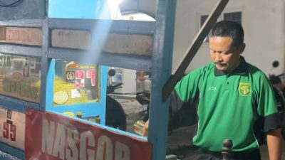 Inklusivitas “Persebaya untuk Semua”: Azrul Ananda Bagikan Polo AZA untuk Puluhan Penjual Nasi Goreng Manukan