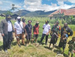 Dukung Ekonomi Lokal, Bupati Paniai Yampit Nawipa Tinjau Langsung Usaha Perikanan Warga di Distrik Paniai Barat