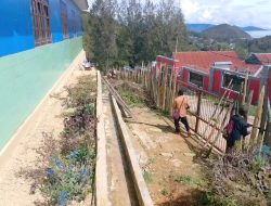 Wujudkan Lingkungan Sehat, Guru dan Siswa SMK Karel Gobai Gelar Aksi Pembersihan Sampah