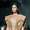 Balenciaga “Out of the Box”: Gaun Kardus Seharga $8.900 Guncang Definisi Kemewahan