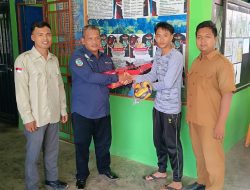 Dukung Kegiatan Positif Pemuda, Kepala Desa Sinunukan III Serahkan Bantuan Bola dan Net Voli untuk Tim Senopati