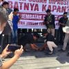 Demo Korupsi Bupati Bombana Berakhir Ricuh, Staf Kejati Sultra Berdarah-darah Dihantam Batu