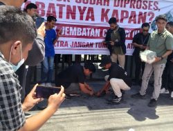 Demo Korupsi Bupati Bombana Berakhir Ricuh, Staf Kejati Sultra Berdarah-darah Dihantam Batu