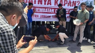 Demo Korupsi Bupati Bombana Berakhir Ricuh, Staf Kejati Sultra Berdarah-darah Dihantam Batu
