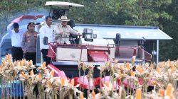 Aksi Nyata Presiden Prabowo Kemudikan Traktor Raksasa di Tuban, Siap Ekspor Ratusan Ton Jagung ke Malaysia