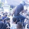 Gerbang Dikunci, Demo Tambang Gunung Botak di Kantor Gubernur Maluku Pecah Hingga Bakar Ban