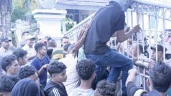 Gerbang Dikunci, Demo Tambang Gunung Botak di Kantor Gubernur Maluku Pecah Hingga Bakar Ban