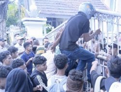 Gerbang Dikunci, Demo Tambang Gunung Botak di Kantor Gubernur Maluku Pecah Hingga Bakar Ban