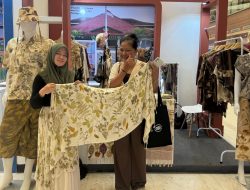 Bikin Bule Melongo! Batik Asal Klaten Ini Laris Manis di Bali, Buyer Australia dan Korea Langsung Borong di Tempat