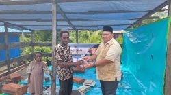 Kapolres Asmat AKBP Wahyu Basuki Bagikan Daging Kurban untuk Warga di Iduladha 2026