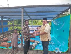 Kapolres Asmat AKBP Wahyu Basuki Bagikan Daging Kurban untuk Warga di Iduladha 2026