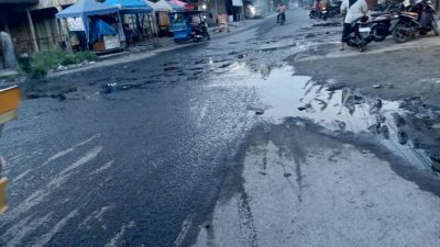 Air Limbah Rumah Tangga dan Kedai Nasi Resahkan Pengguna Jalan di Sei Rampah