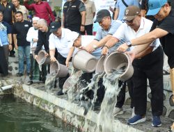 Tebar 1 Ton Lele, Forkopimda Jombang Adu Ketangkasan Mancing Gratis Bersama Ribuan Warga di Tirta Wisata