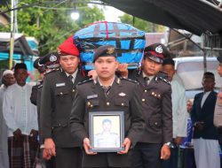 Pelajar Selamat, Polisi Gugur! Tangis Pecah Saat Briptu Risyhant Tutupoho Dilepas ke Peristirahatan Terakhir