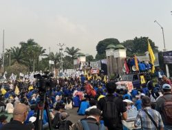 Mahasiswa PB PMII Demo di Depan Gedung DPR, Sampaikan Lima Tuntutan kepada Pemerintah