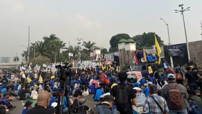 Mahasiswa PB PMII Demo di Depan Gedung DPR, Sampaikan Lima Tuntutan kepada Pemerintah