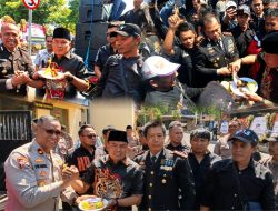 Prank Hari Bhayangkara, PJU Polda Jatim, Polrestabes Surabaya, dan Polres Pelabuhan Tanjung Perak Keluar Hadapi Massa AMI, Berakhir dengan Potong Kue