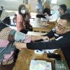 Asap TPA Jatiwaringin Berdampak ke Warga, Polresta Tangerang Buka Layanan Kesehatan di Lokasi Pengungsian