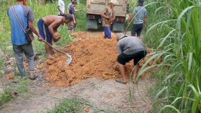 Warga Kuta Beringin Patungan Rp12 Juta Perbaiki Jalan Rusak, Pemerintah Diminta Turun Tangan