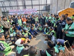 Pengemudi Ojol Siap Bermalam di DPR, Kawal Massa Aksi AMPB Pati Berlangsung Damai