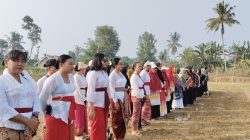 Mahasiswa KKN UM Metro dan Warga Mekar Asri Khidmat Ikuti Upacara HUT ke-81 RI