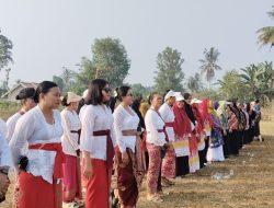 Mahasiswa KKN UM Metro dan Warga Mekar Asri Khidmat Ikuti Upacara HUT ke-81 RI