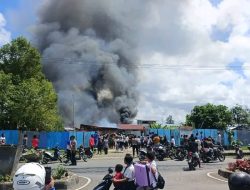 Gereja GBI Imanuel dan Kawasan Pertokoan Pasar Lama Dekai Hangus Terbakar