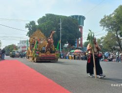 Bupati Jombang Lepas Pawai Mobil Hias dan Hasil Bumi HUT ke-81 RI