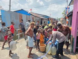Peringati Maulid Nabi, Polres Asmat Distribusikan 10.000 Liter Air Bersih ke Sembilan Pemukiman