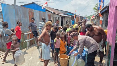 Peringati Maulid Nabi, Polres Asmat Distribusikan 10.000 Liter Air Bersih ke Sembilan Pemukiman