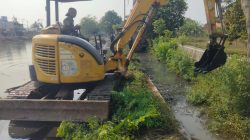 Cegah Banjir Jelang Musim Hujan, PJT II Rengasdengklok dan Warga Bedeng Asem Gelar Gotong Royong Pengerukan Irigasi