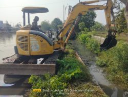 Cegah Banjir Jelang Musim Hujan, PJT II Rengasdengklok dan Warga Bedeng Asem Gelar Gotong Royong Pengerukan Irigasi