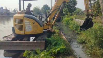 Cegah Banjir Jelang Musim Hujan, PJT II Rengasdengklok dan Warga Bedeng Asem Gelar Gotong Royong Pengerukan Irigasi