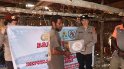 Sambut HUT ke-78, Srikandi Polwan Polres Asmat Pererat Silaturahmi Warga Mbait Lewat Aksi Sosial