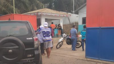 Diabaikan Soal Proposal HUT ke-81 RI, Gabungan Pemuda dan Karang Taruna Sindang Marga Blokade Gerbang PT KBU
