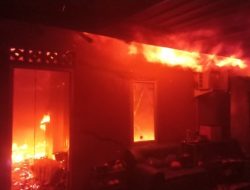 Diduga Korsleting Listrik, Rumah Warga di Tanjung Ayun Sakti Tanjungpinang Ludes Terbakar