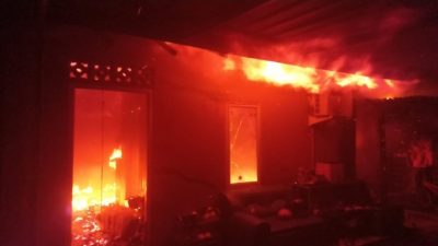 Diduga Korsleting Listrik, Rumah Warga di Tanjung Ayun Sakti Tanjungpinang Ludes Terbakar