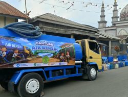 Di Tengah Kekeringan, MI Al Nashiriyah Moga Salurkan Bantuan Air Bersih ke Tiga Desa di Pulosari