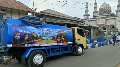Di Tengah Kekeringan, MI Al Nashiriyah Moga Salurkan Bantuan Air Bersih ke Tiga Desa di Pulosari