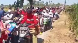 Membludak! Ribuan Warga Sukahurip Padati Jalan Dukung Darip Evredy Nomor Urut 3