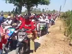 Membludak! Ribuan Warga Sukahurip Padati Jalan Dukung Darip Evredy Nomor Urut 3