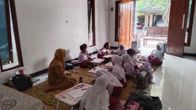 Rumah Kepsek di Klaten Disulap Jadi Sekolah Dadakan, 60 Siswa Belajar Lesehan