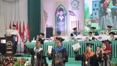 Menko Pangan Zulhas Beri Kejutan di Wisuda Unwaha Jombang, 4 Wisudawan Berani Maju Dapat Tablet!