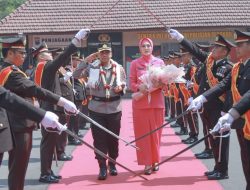 Tradisi Pedang Pora Warnai Serah Terima Jabatan Kapolres Jombang, AKBP Yanto Mulyanto Resmi Gantikan AKBP Ardi Kurniawan