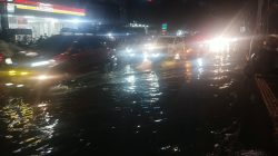Waspada! Banjir Setinggi Lutut Genangi Jalan Depan RSUD Bandung Kiwari, Lalu Lintas Terancam
