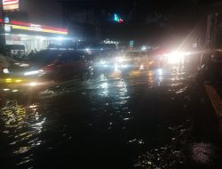 Waspada! Banjir Setinggi Lutut Genangi Jalan Depan RSUD Bandung Kiwari, Lalu Lintas Terancam